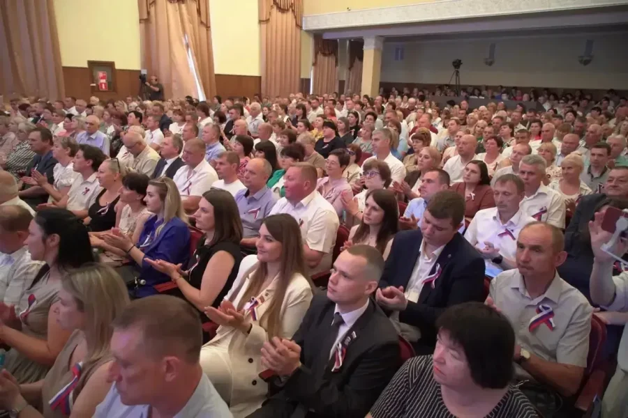 Врио губернатора Егор Ковальчук встретился с активом регионального отделения партии «Единая Россия».