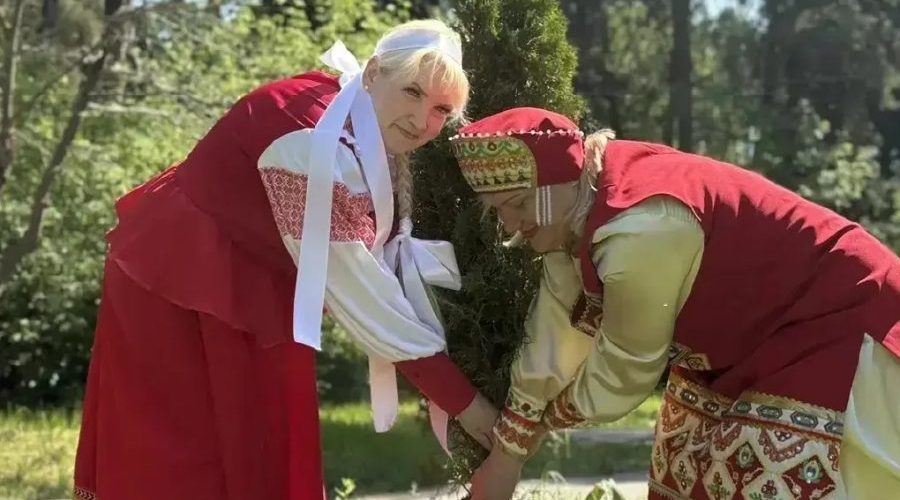 В Унече медицинские работники вышли на посадку саженцев в народных костюмах