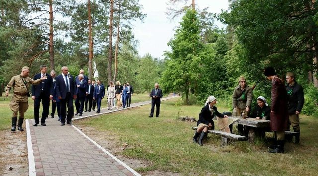 Глава региона посетил мемориал «Партизанская поляна»  