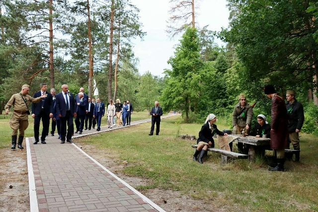 Глава региона посетил мемориал «Партизанская поляна»  