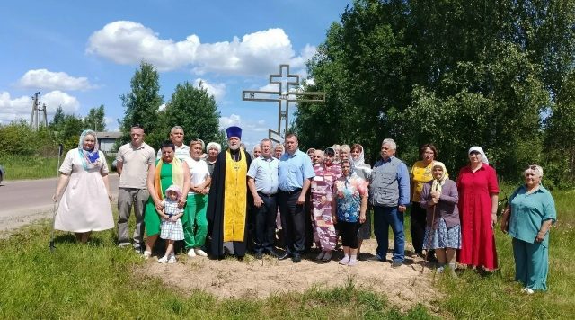 На въезде в деревню Никольская Слобода освятили Поклонный крест