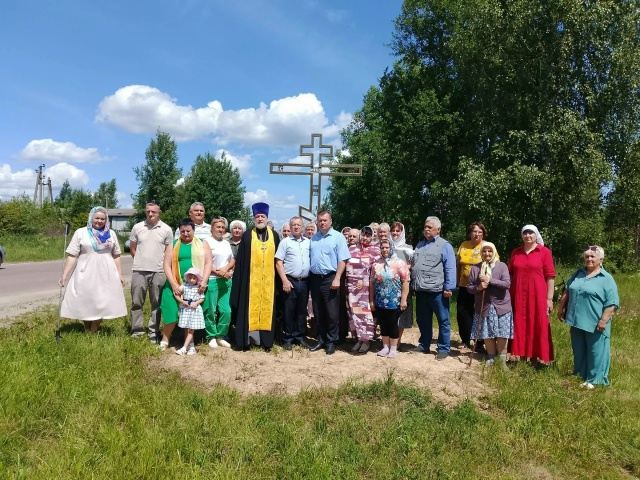 На въезде в деревню Никольская Слобода освятили Поклонный крест