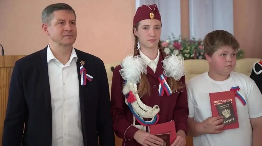 Глава региона в День России вручил паспорта юным жителям Клинцов