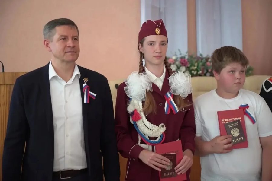 Глава региона в День России вручил паспорта юным жителям Клинцов