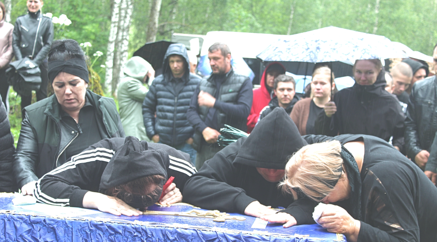 В Овстуге проводили в последний путь сержанта Виктора Баранова, погибшего на СВО