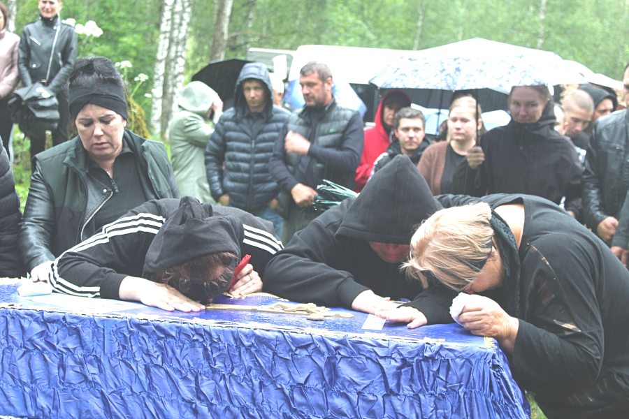 В Овстуге проводили в последний путь сержанта Виктора Баранова, погибшего на СВО