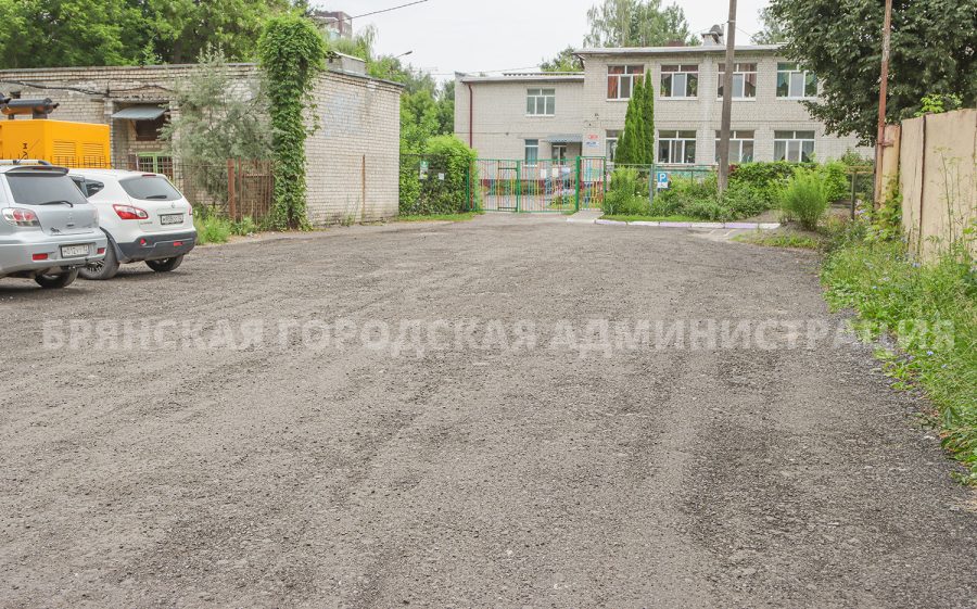 С использованием асфальтовой крошки в Брянске восстановлено  почти 9000 квадратных метров дорог