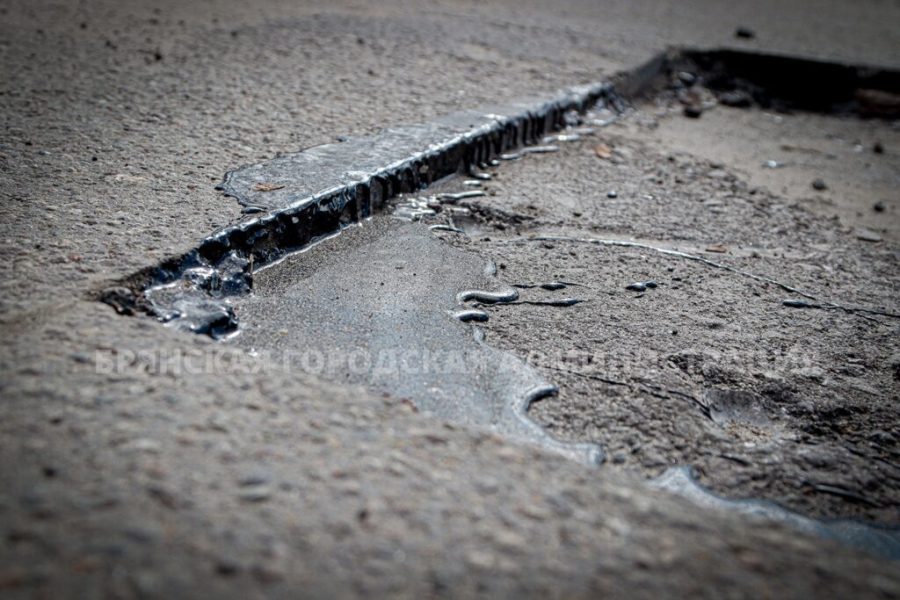 За день брянские дорожники отремонтировали 323 квадратных метра дорожного покрытия