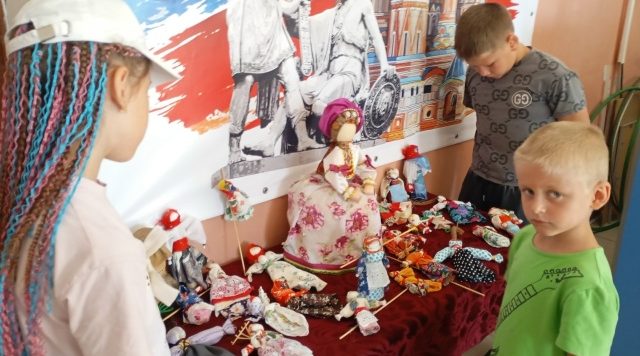 В Шамордино открылась выставка «Куклы-обереги»