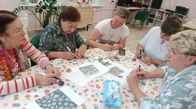 В жуковском клубе «Активное долголетие» освоили роспись камней