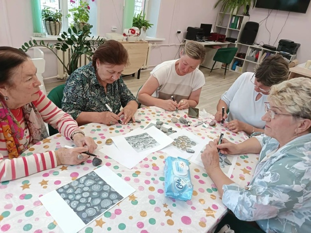 В жуковском клубе «Активное долголетие» освоили роспись камней