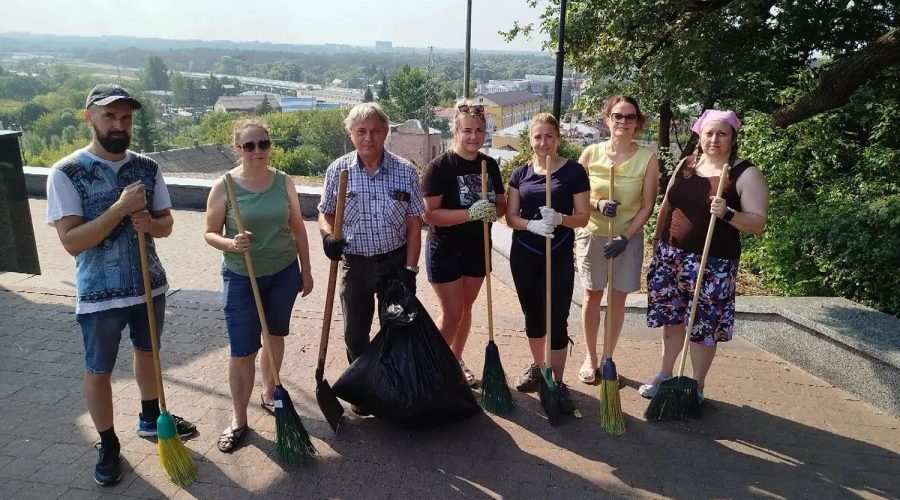 В Брянске провели организованную уборку