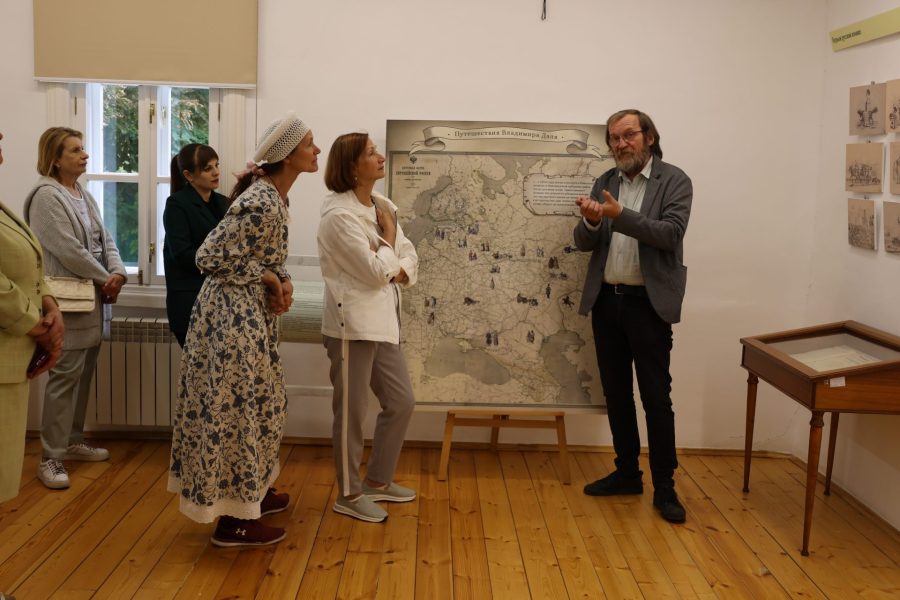 В Овстуге открылась выставка «Приключения русской пословицы»
