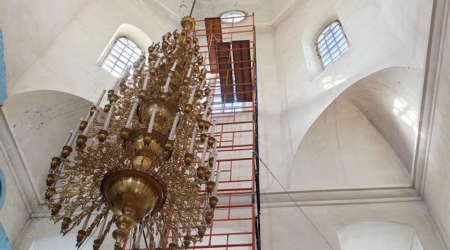 Продолжается ремонт Успенского храма в Овстуге