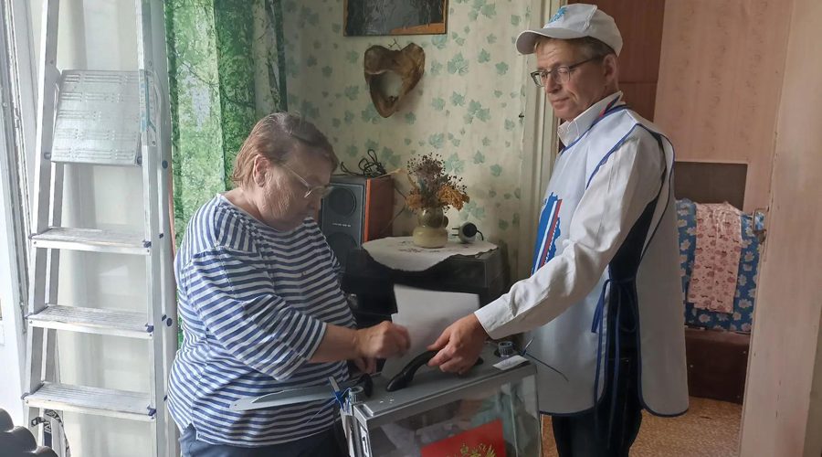 В Жуковском округе продолжается голосование на дому