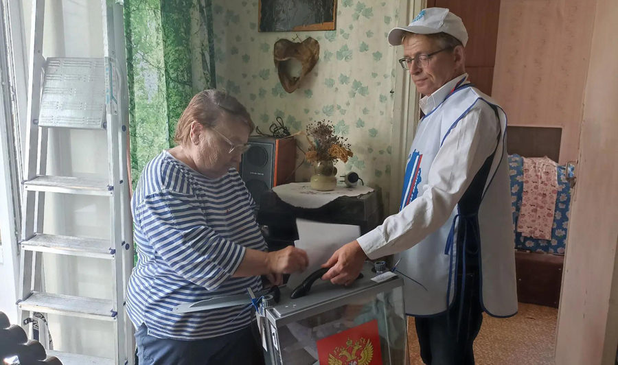 В Жуковском округе продолжается голосование на дому