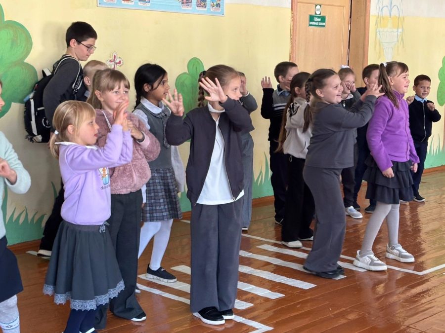 В Ржаницкой школе провели флешмоб «Светофоры»