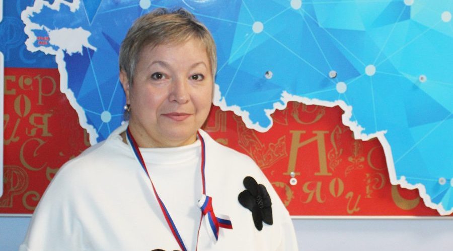 Председатель УИК в Жуковке Татьяна Антюхова отмечает активность избирателей