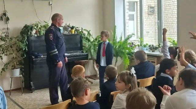 Учащимся Гришино-Слободской школы напомнили о правилах дорожного движения