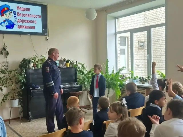 Учащимся Гришино-Слободской школы напомнили о правилах дорожного движения