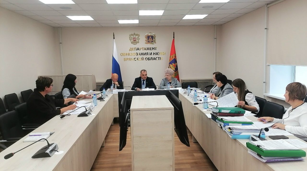 В областном департаменте образования и науки прошло заседание комиссии