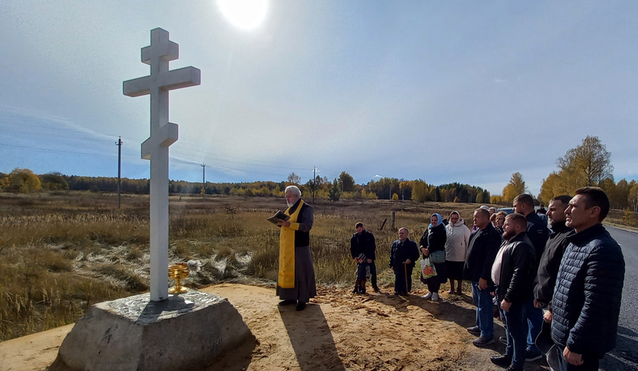 В Гришиной Слободе у въездов в село освятили Православные кресты