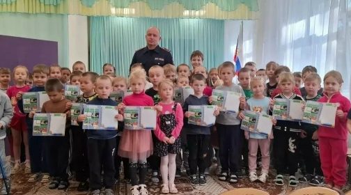 Жуковские автоинспекторы напомнили дошкольникам о правилах безопасности