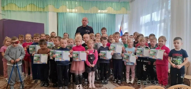 Жуковские автоинспекторы напомнили дошкольникам о правилах безопасности
