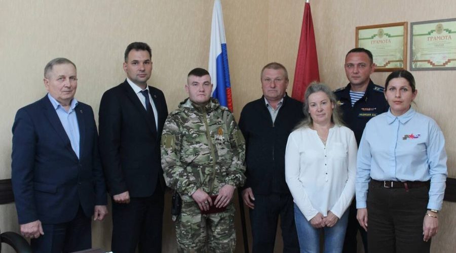В Суземском районе участнику СВО вручили орден Святого Георгия
