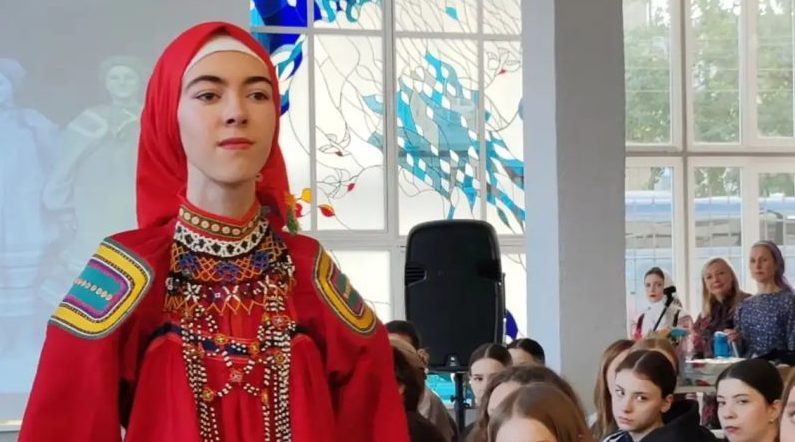 Брянском областном колледже искусств состоялся смотр фольклорных костюмов