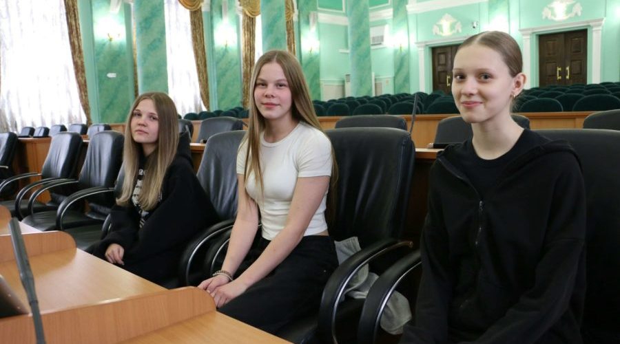 Учащиеся из Навли побывали на экскурсии в Брянской областной Думе