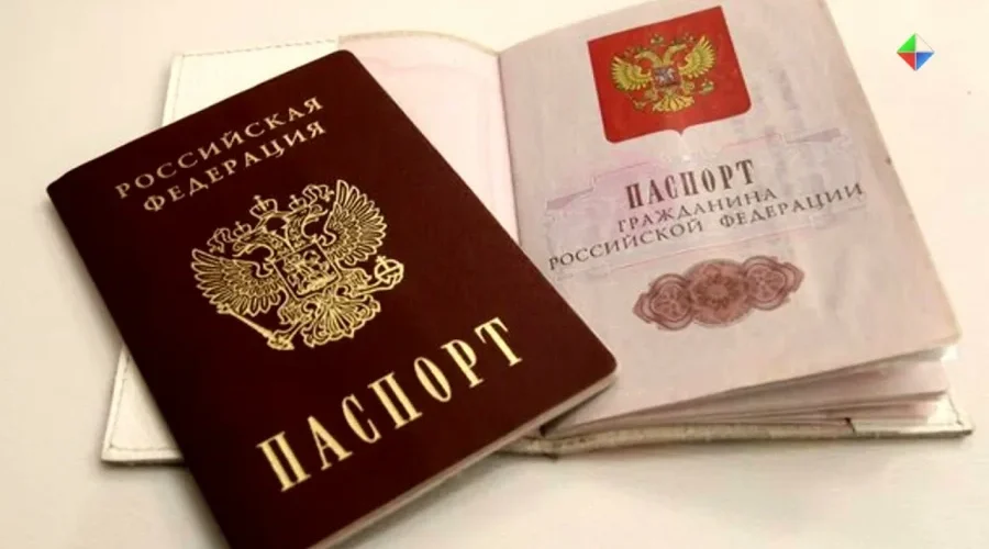 Брянским школьникам вручили паспорта