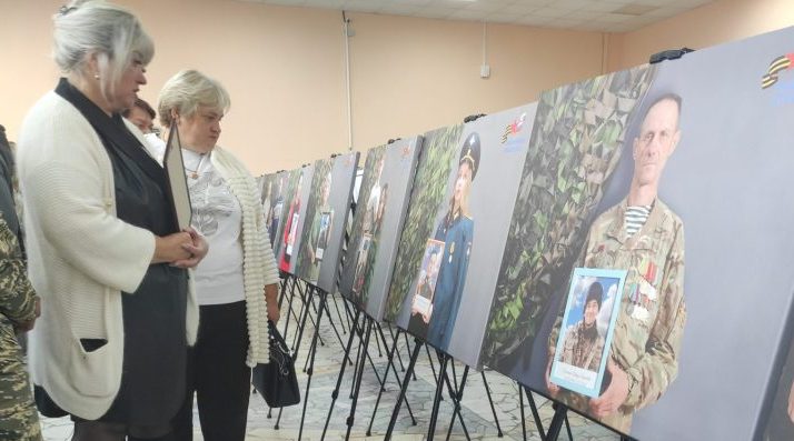 В Карачеве открылась фотовыставка «Семья Героя»