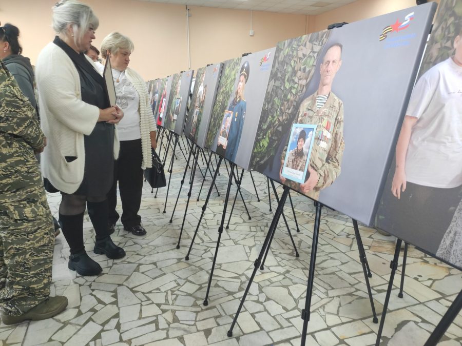 В Карачеве открылась фотовыставка «Семья Героя»