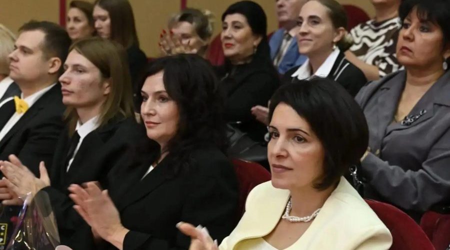 Егор Ковальчук вручил награды педагогам