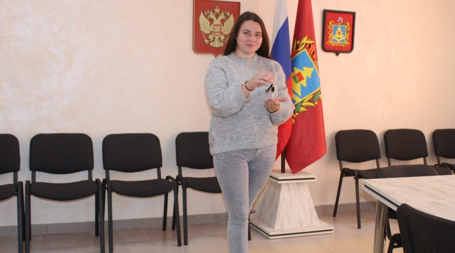 В Клетне девушке — сироте вручили ключи от новой квартиры