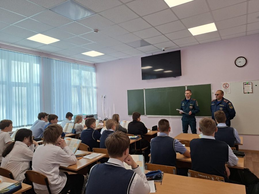 Жуковские пожарные-спасатели рассказали школьникам о правилах безопасности